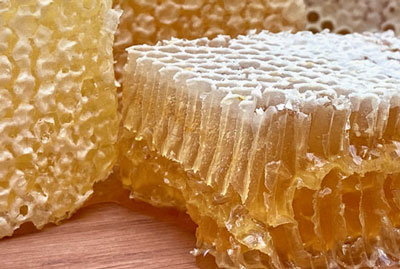 English raw honeycomb slices